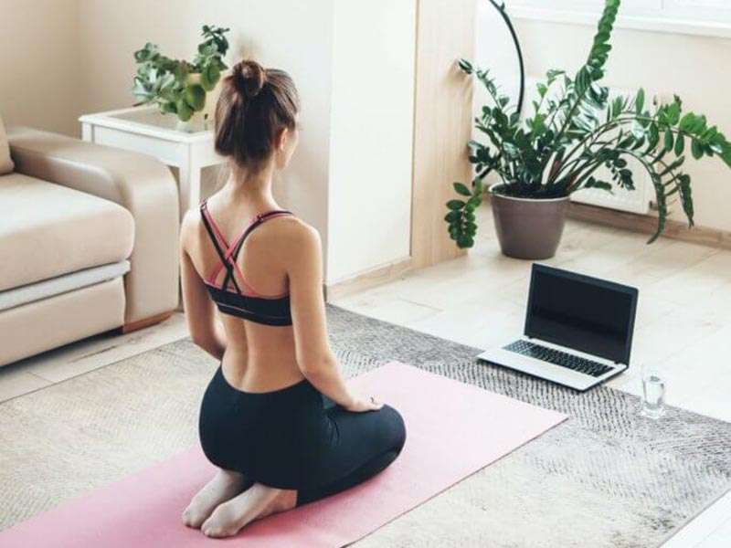 Yoga als Teil des Online-Fastens