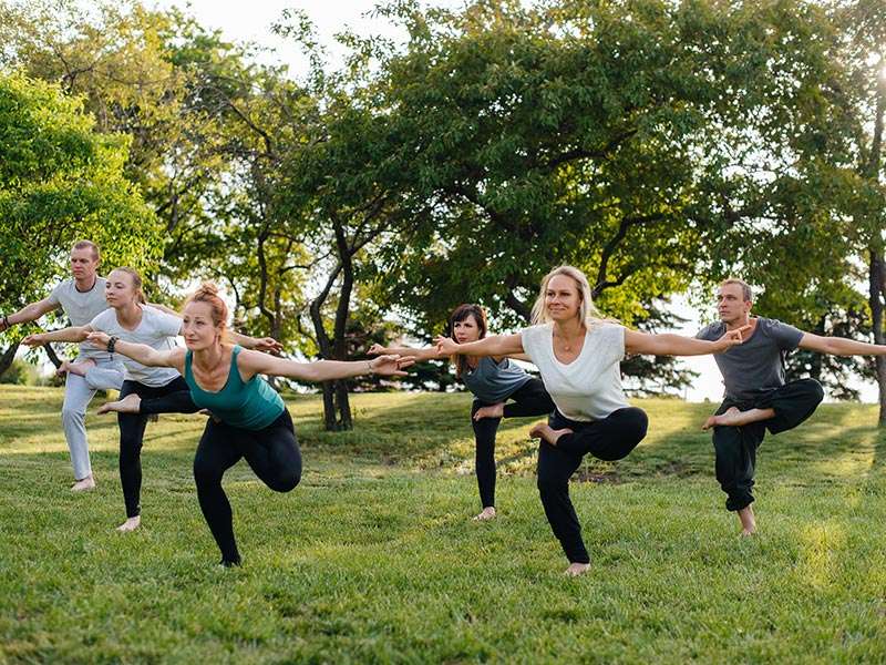 Yoga-Gruppe im Freien