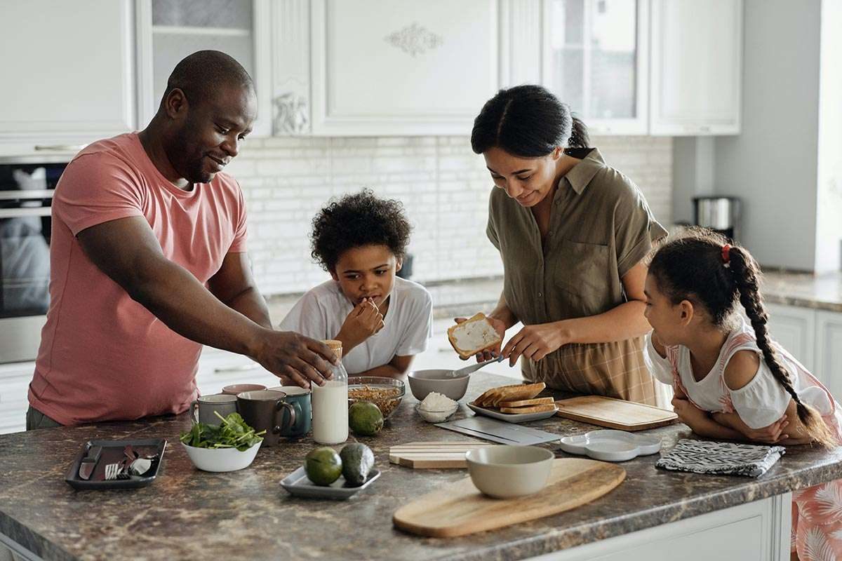 Familie beim Kochen