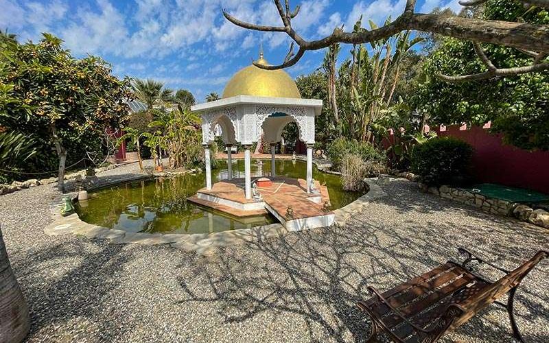 Teich mit Pagode in der Finca El Morisco