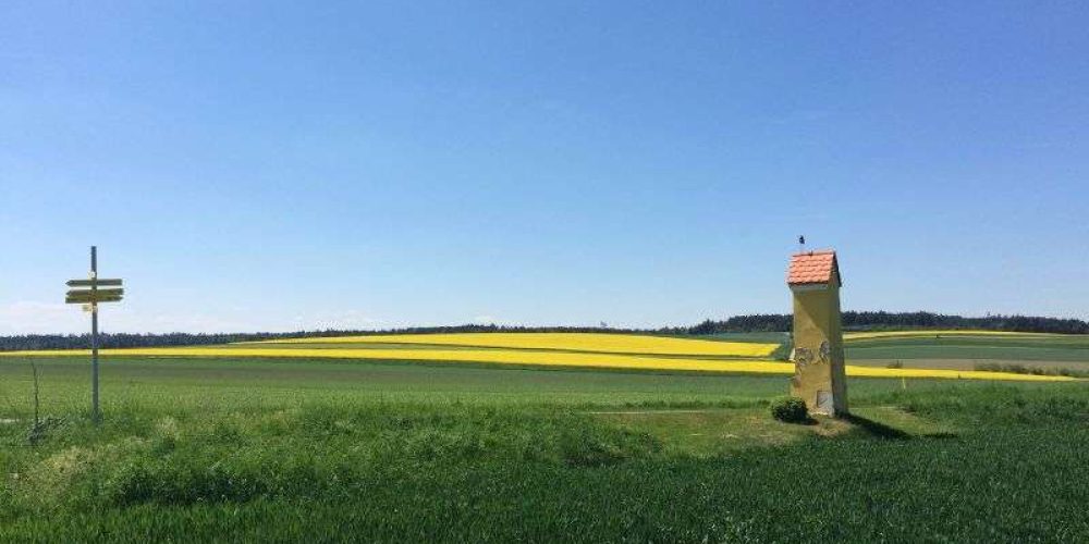 Marterl und Wegweiser